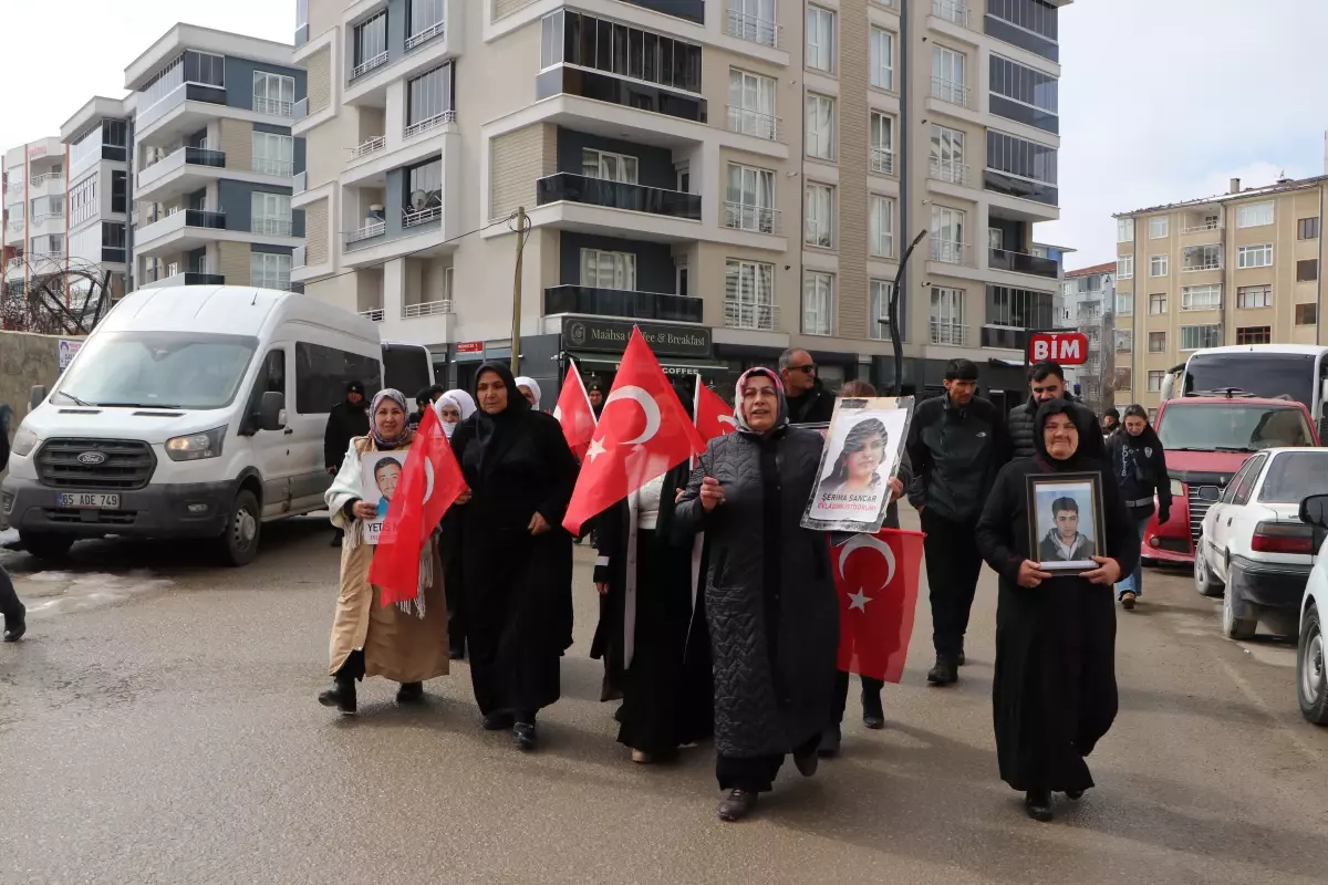 Dağa kaçırılan çocukları için eylem yapan aileler DEM Parti binası önünde