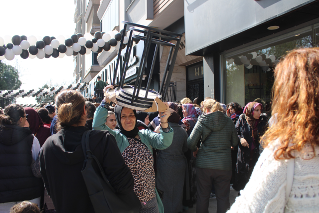 Aydın'da indirim izdihamı: Ezilen ve bayılanlar hastaneye kaldırıldı