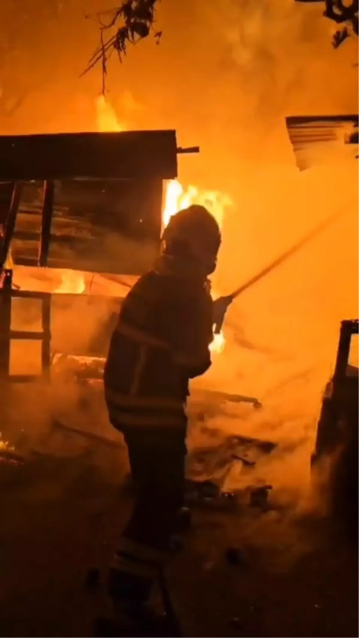 Adana\'da Baraka Yangını