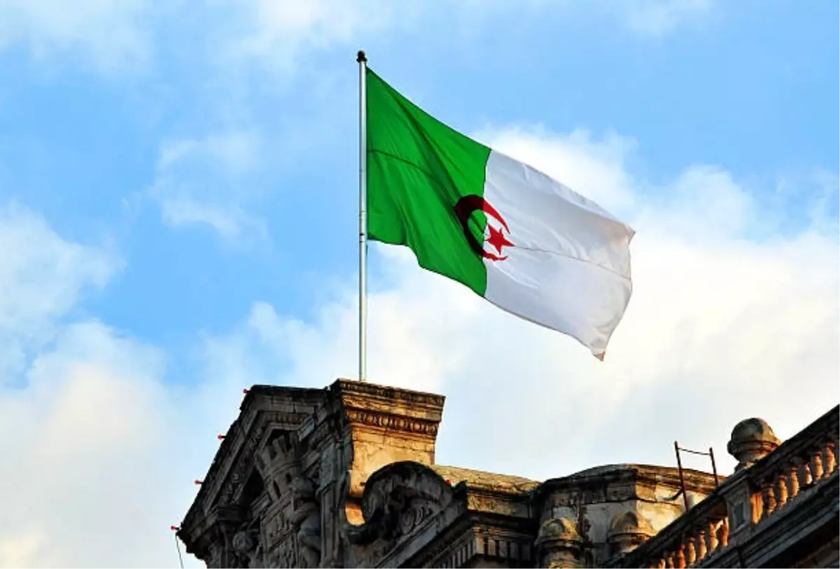 Cezayir\'de Askeri Uçak Düştü