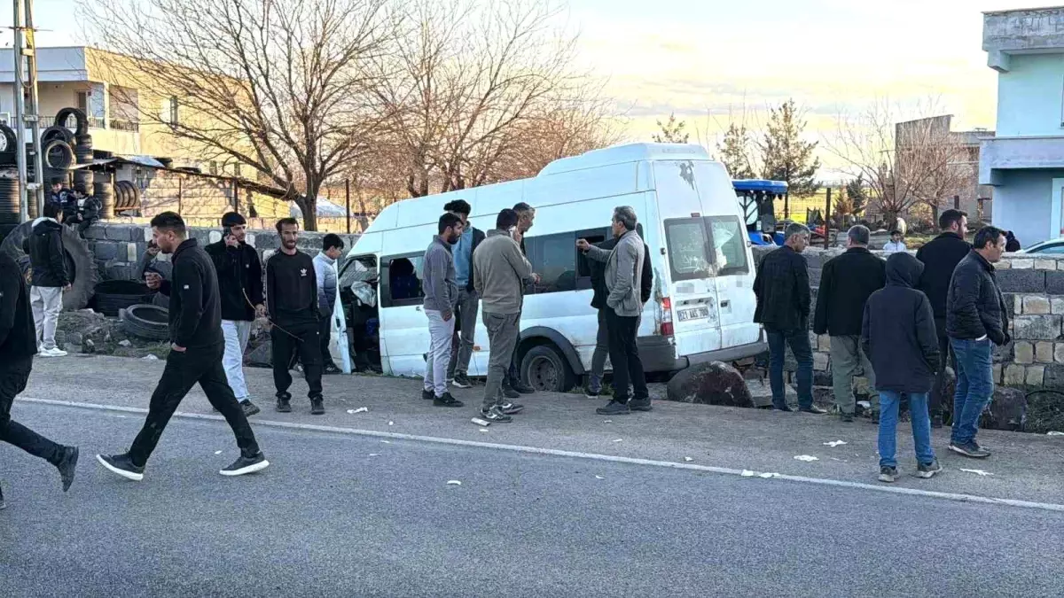 Diyarbakır\'da Tekstil İşçilerini Taşıyan Minibüs Kaza Yaptı