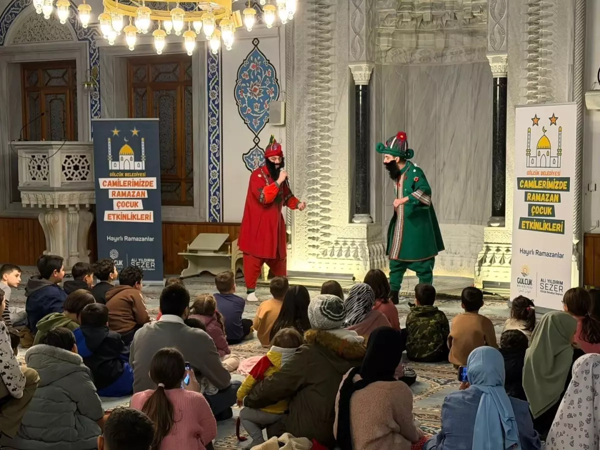 Gölcük\'te çocuklar ramazan geleneklerini Karagöz ve Hacivat ile öğreniyor