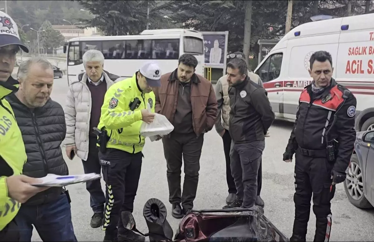 Bilecik\'te Motosikletli Kurye Kazada Yaralandı