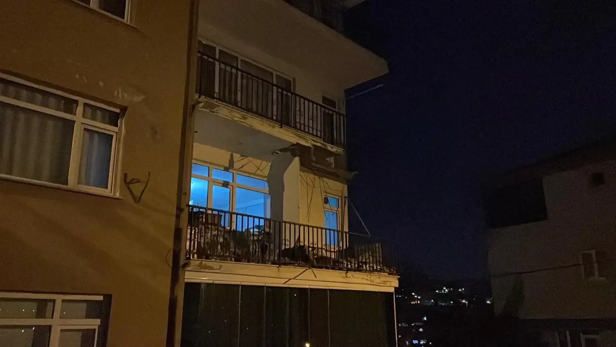 Üsküdar\'da Balkon Çöktü, Bina Tahliye Edildi