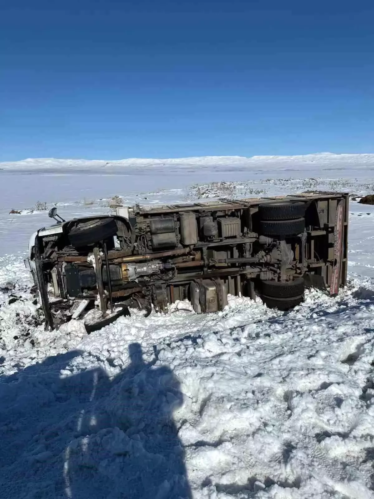 Kars\'ta Kamyon Devrildi, Sürücü Yaralandı