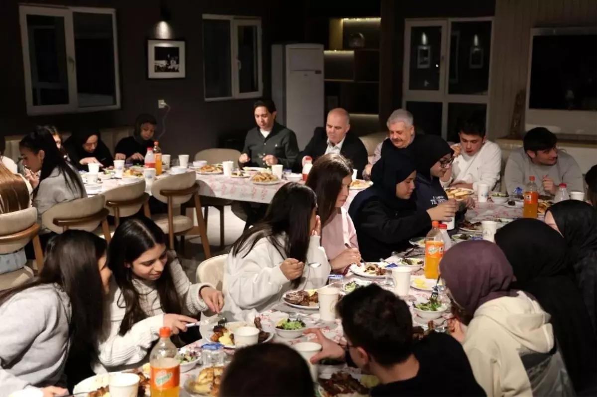 Kartepe\'de gençler "Bir Sofra Bir Hikaye" iftarında buluştu