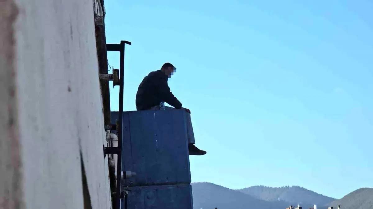Sokak Sanatçısı Çatıdaki Eylemiyle Dikkat Çekti