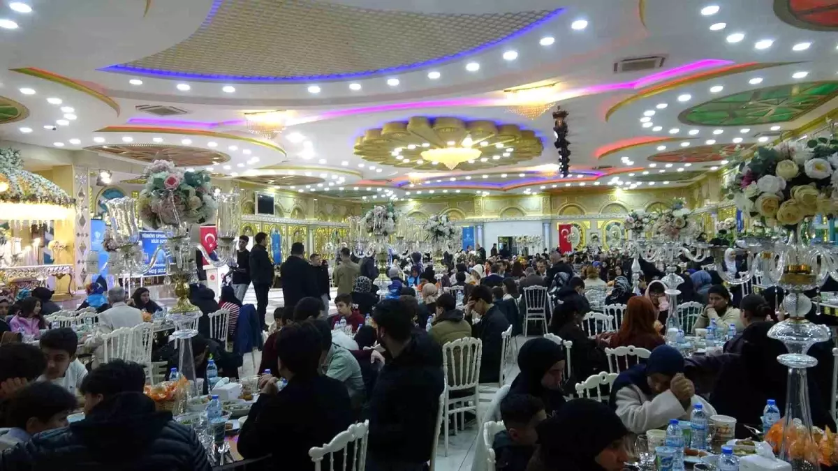 Kilis\'te yetim ve öksüz çocuklar için iftar programı