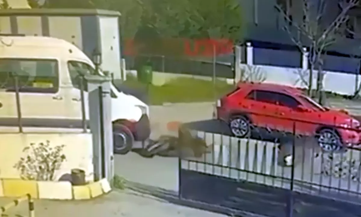 Çorlu\'da Motosiklet, Okul Servisiyle Çarpıştı