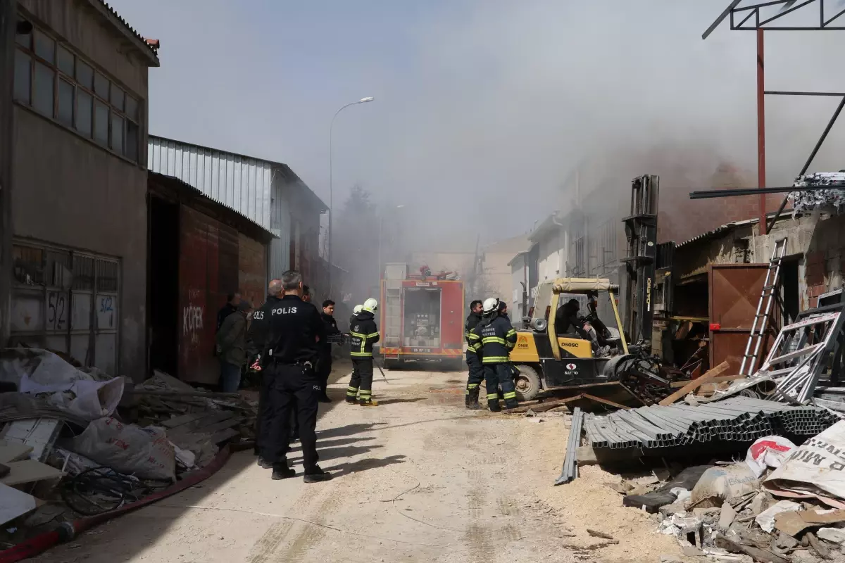 Eskişehir\'de Mobilya Deposunda Yangın