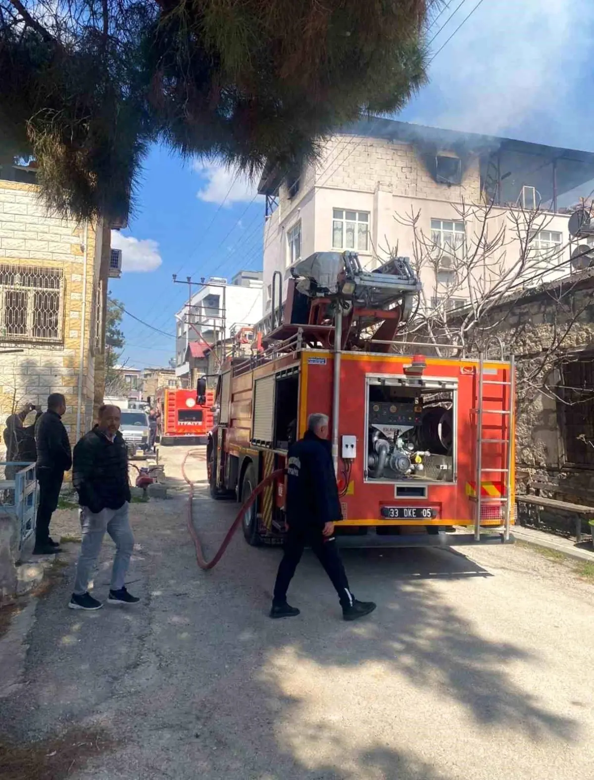 Mut\'ta bir evin çatı katında çıkan yangın korkuttu