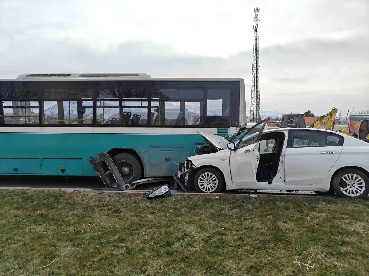 Kayseri\'de Otomobilin Halk Otobüsüne Çarpması