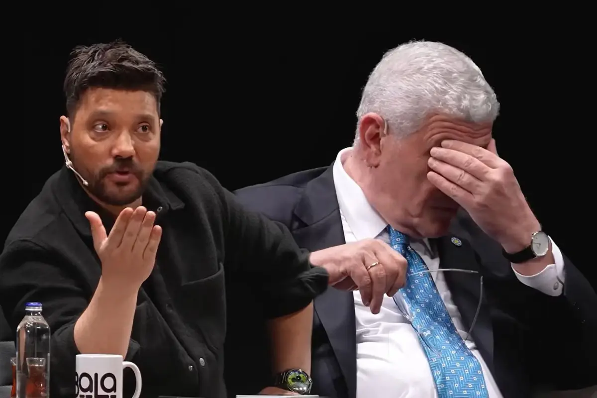 Programa damga vuran an: Müsavat Dervişoğlu ile Oğuzhan Uğur konuşurken \'\'ölüm\'\' haberi geldi