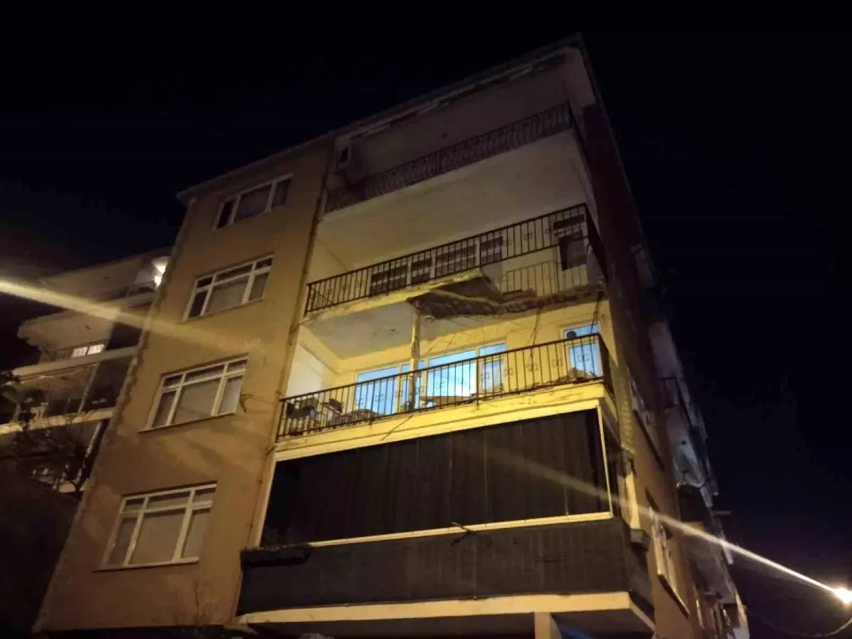 Üsküdar\'da Bina Balkonunda Çökme