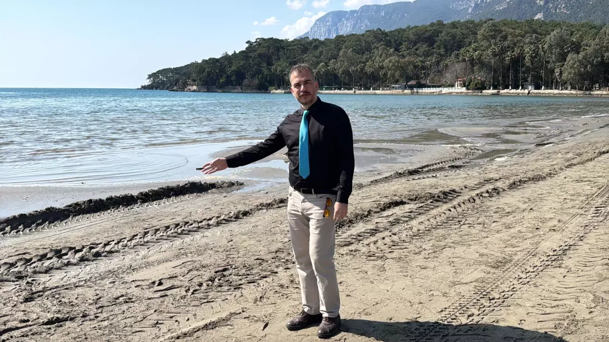 Akyaka\'da Deniz 25 Metre Çekildi