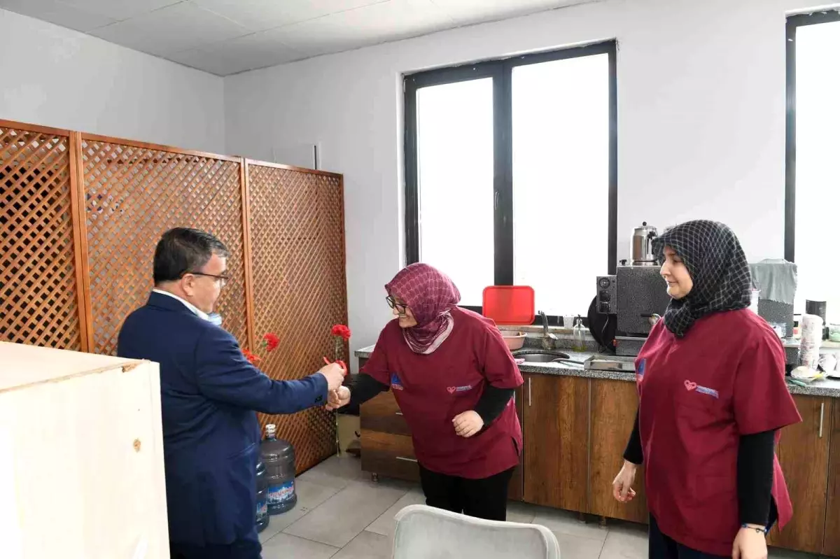 Altıeylül\' de kadın emeğine karanfilli kutlama