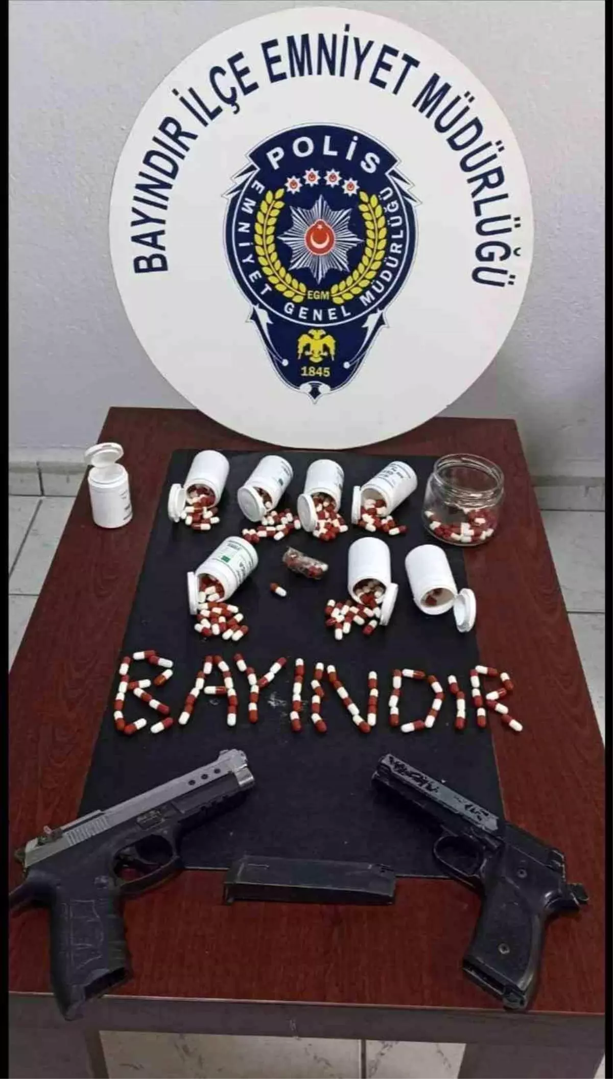 Bayındır\'da Uyuşturucu ve Silah Operasyonu