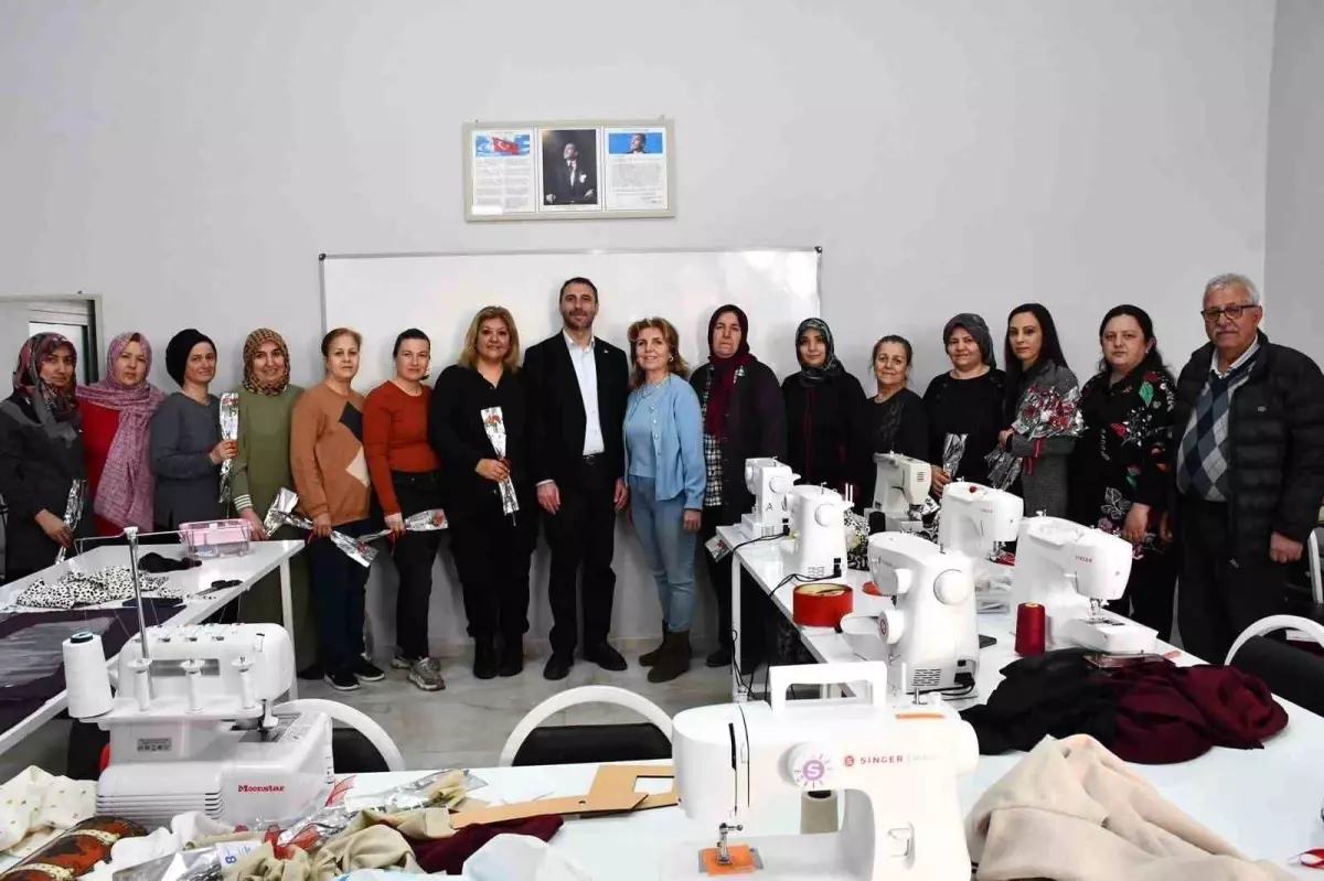 Beylikova\'da kadınlar için bin çiçek dağıtıldı