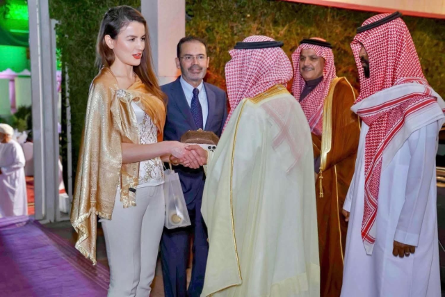 Büyükelçinin iftar için tercih ettiği kıyafet olay oldu