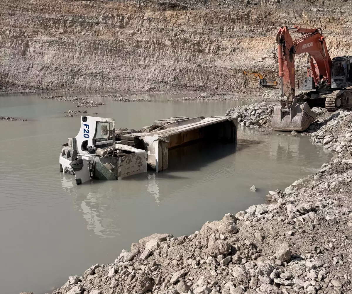 Hisarcık\'ta Hafriyat Kamyonu Devrildi: Bir Ölü