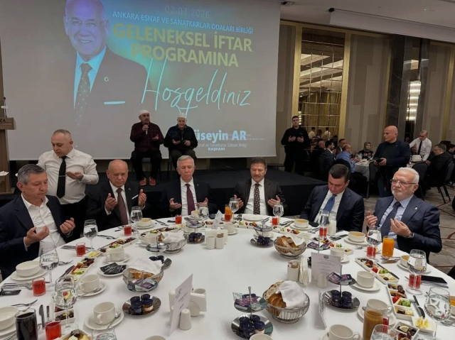 Herkes iftar duasında Osman Gökçek telefonda