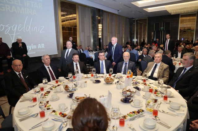 Herkes iftar duasında Osman Gökçek telefonda