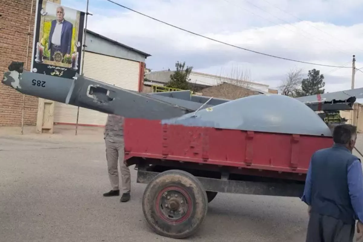 İran\'da düşürülen İsrail İHA\'sı traktörle sokak sokak taşınarak sergilendi