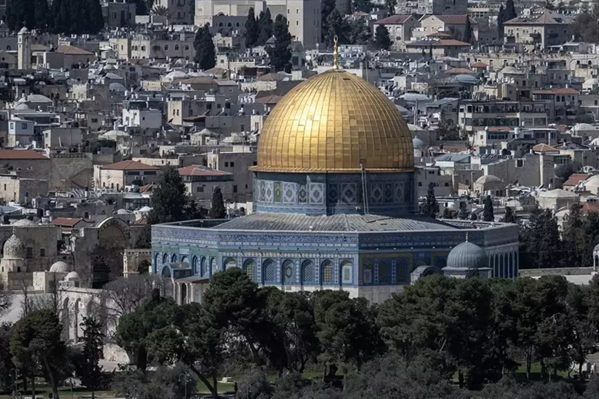 İsrail\'in kısıtlamaları nedeniyle Mescid-i Aksa\'da cuma namazı sadece vakıf yetkililerince kılındı