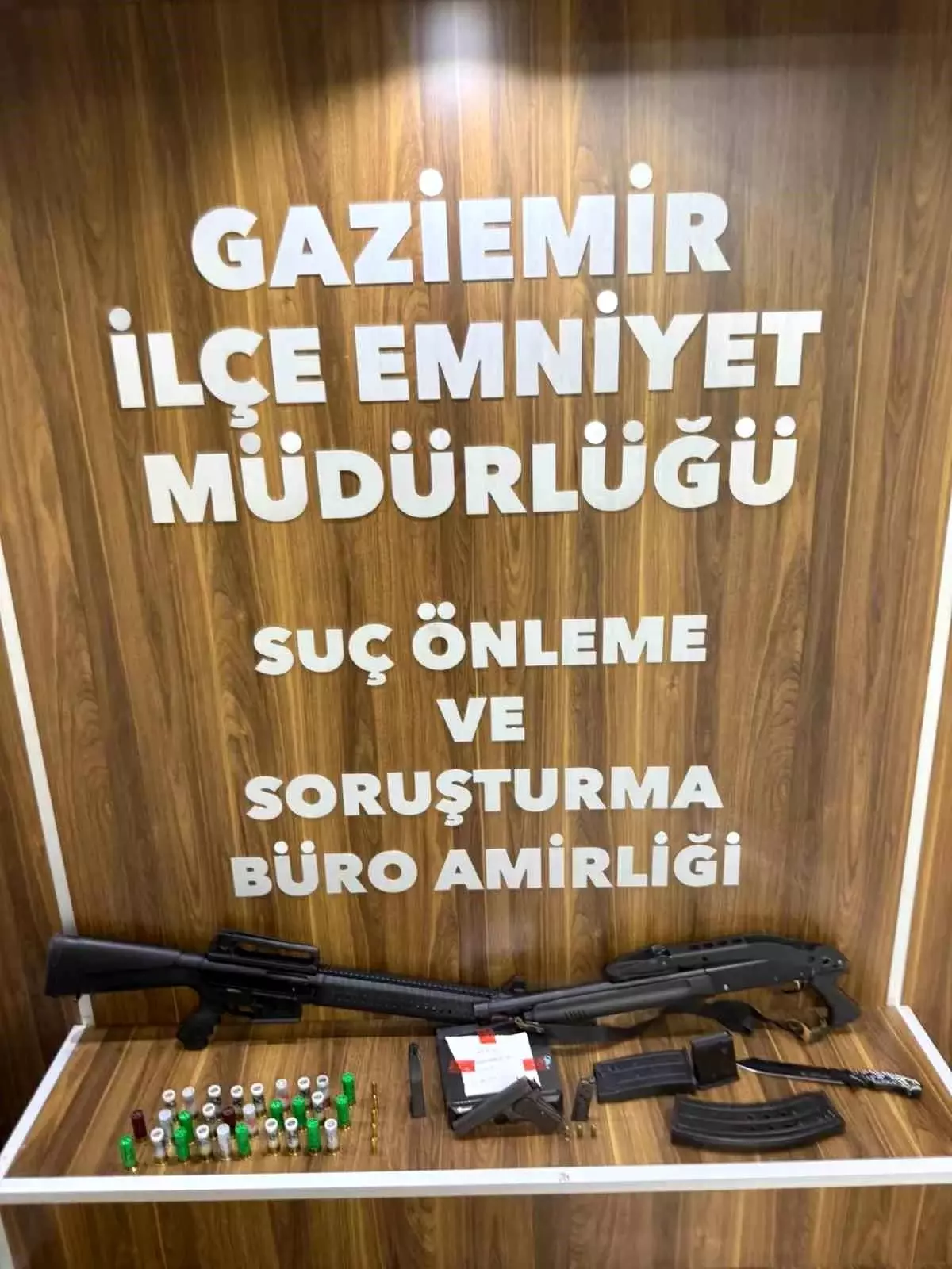 İzmir\'de Zorla Sözleşme İddiası: 3 Gözaltı