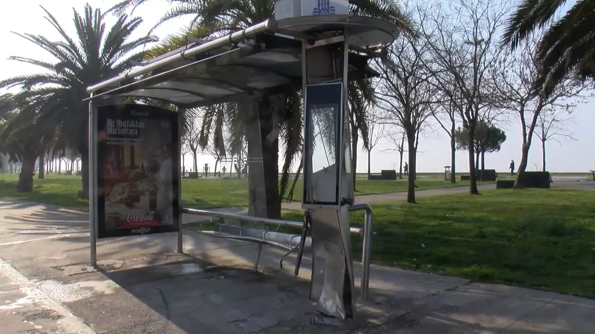 Kartal\'da Kaza: Otomobil TIR\'a Çarptı