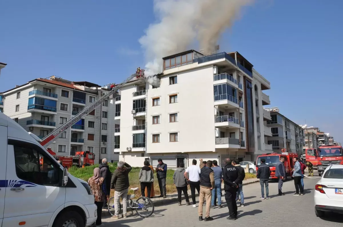 Salihli\'de 4 Katlı Binada Yangın