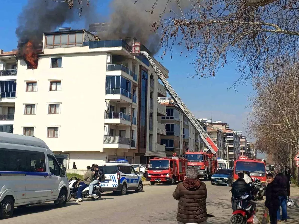 Salihli\'de 4 katlı bina alevlere teslim oldu