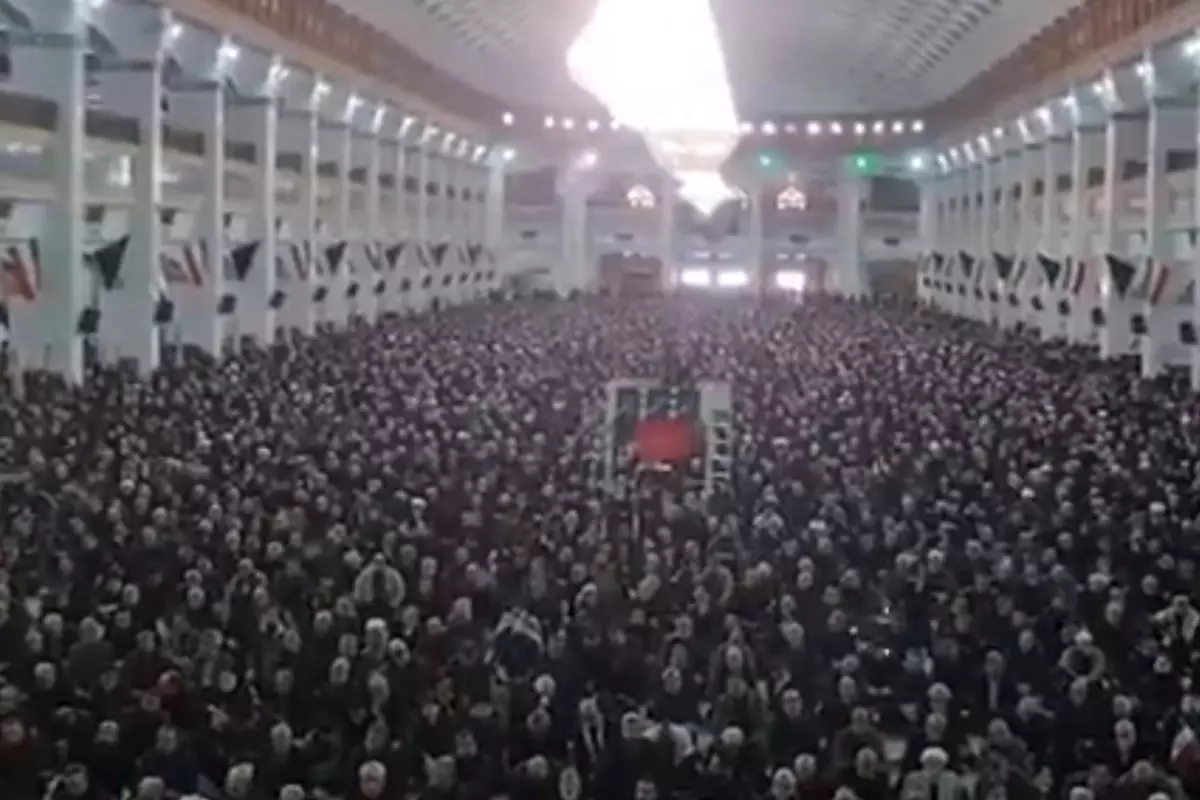 Tebriz\'de binlerce kişinin katılımıyla cuma namazı kılındı