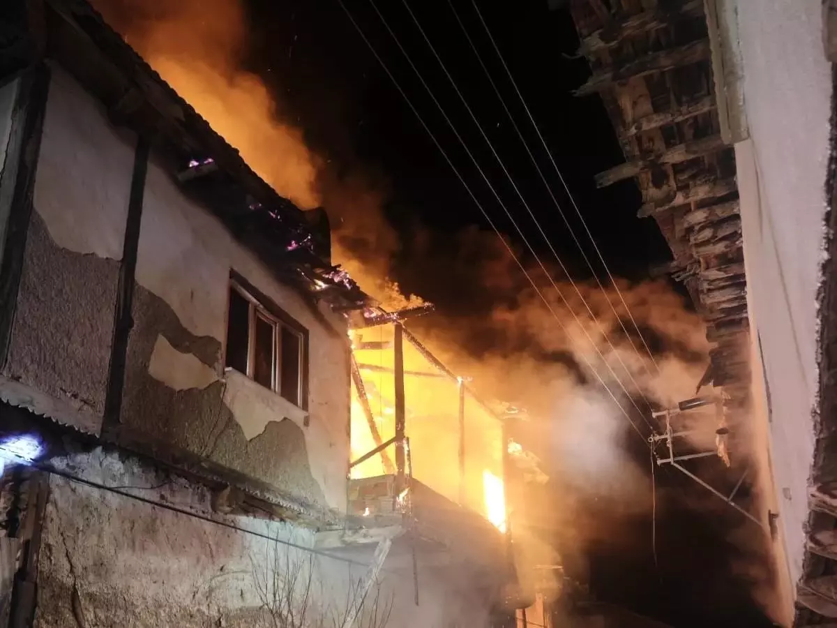Uşak\'ta Ev Yangını Kontrol Altına Alındı
