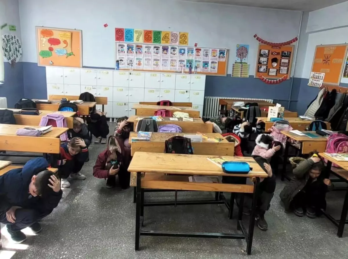 Altıntaş\'ta Deprem Tatbikatı