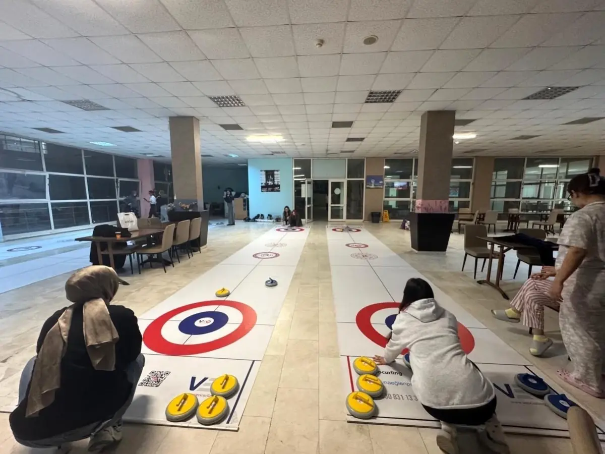 Kadınlar Günü\'nde Neşeli Floor Curling Etkinliği