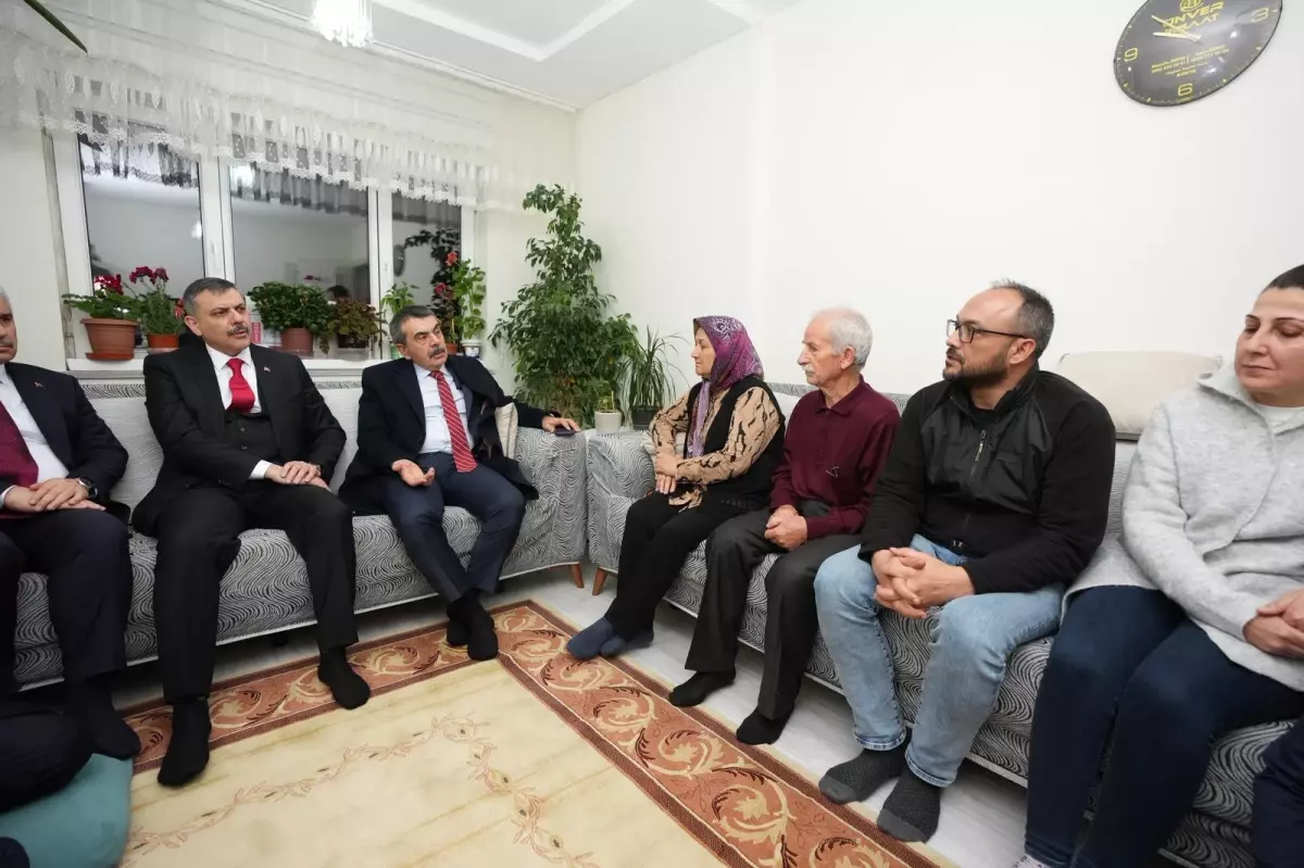 Bakan Tekin ve Bakan Çiftçi, cinayete kurban giden Fatma Nur öğretmenin ailesine taziyede bulundu