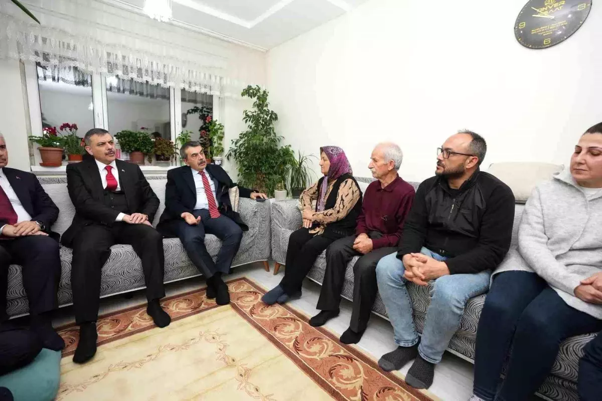 Bakan Tekin ve Çiftçi\'den Fatma Nur öğretmenin ailesine taziye ziyareti