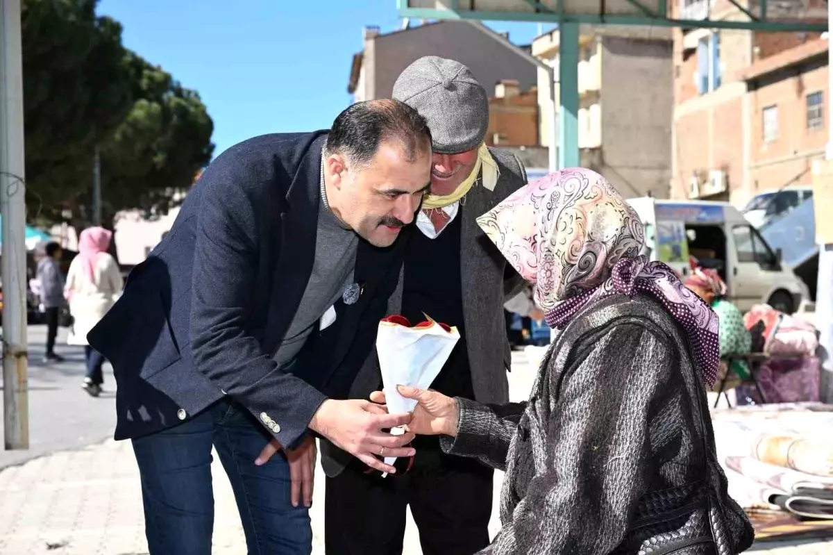 Başkan Kara\'dan emekçi kadınlara ve sağlık çalışanlarına çiçek