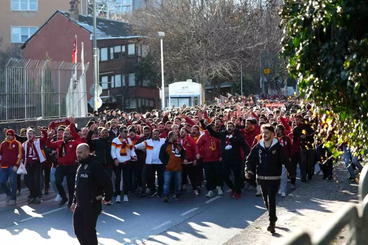 Galatasaray Taraftarları Beşiktaş Derbisi İçin Stadyumda