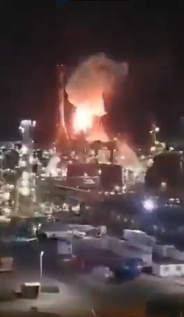 İsrail'e yine füzeler düşüyor! İran, petrol rafinerisini hedef aldı