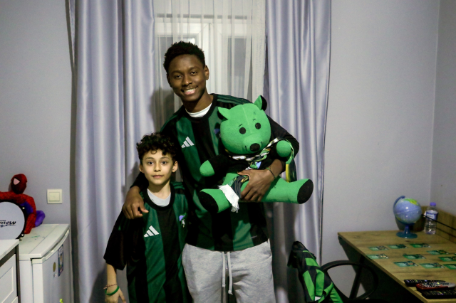 Maskotun altından çıkan kişiyi görünce heyecandan elleri titredi