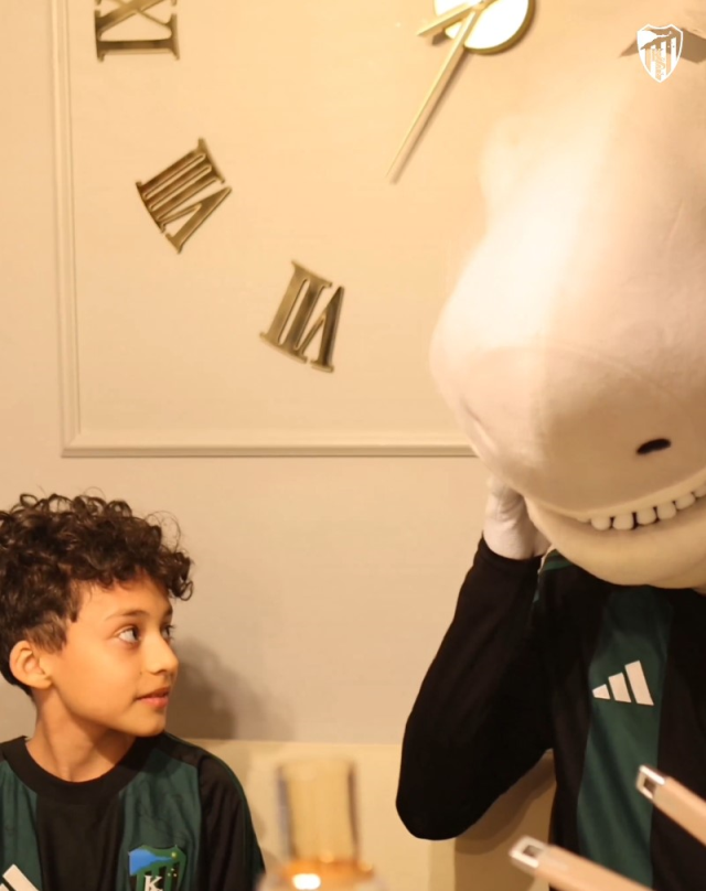 Maskotun altından çıkan kişiyi görünce heyecandan elleri titredi