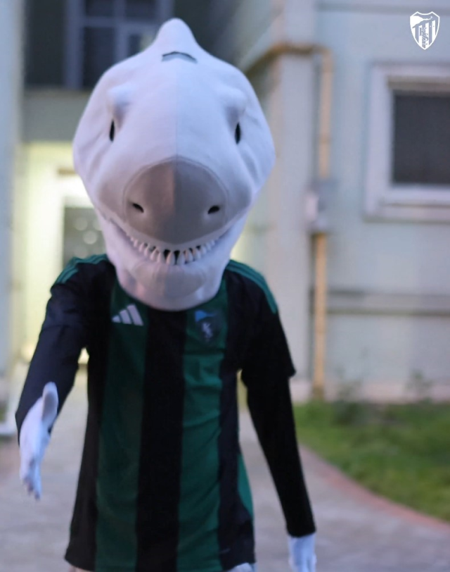 Maskotun altından çıkan kişiyi görünce heyecandan elleri titredi