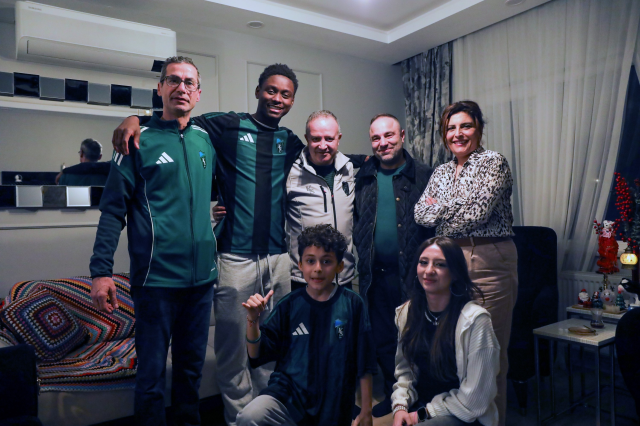 Maskotun altından çıkan kişiyi görünce heyecandan elleri titredi