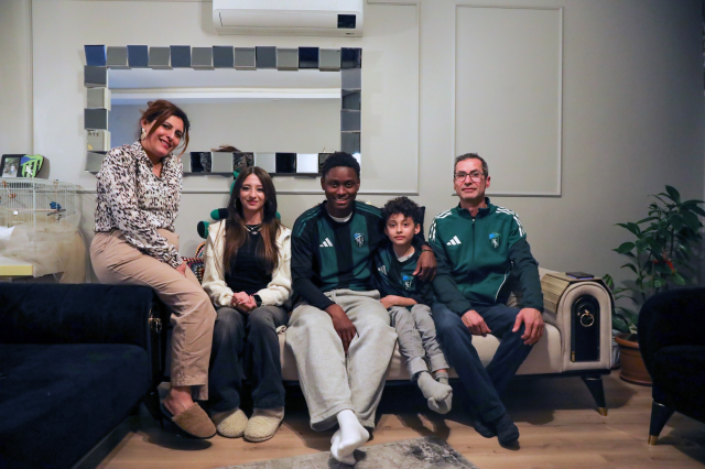 Maskotun altından çıkan kişiyi görünce heyecandan elleri titredi