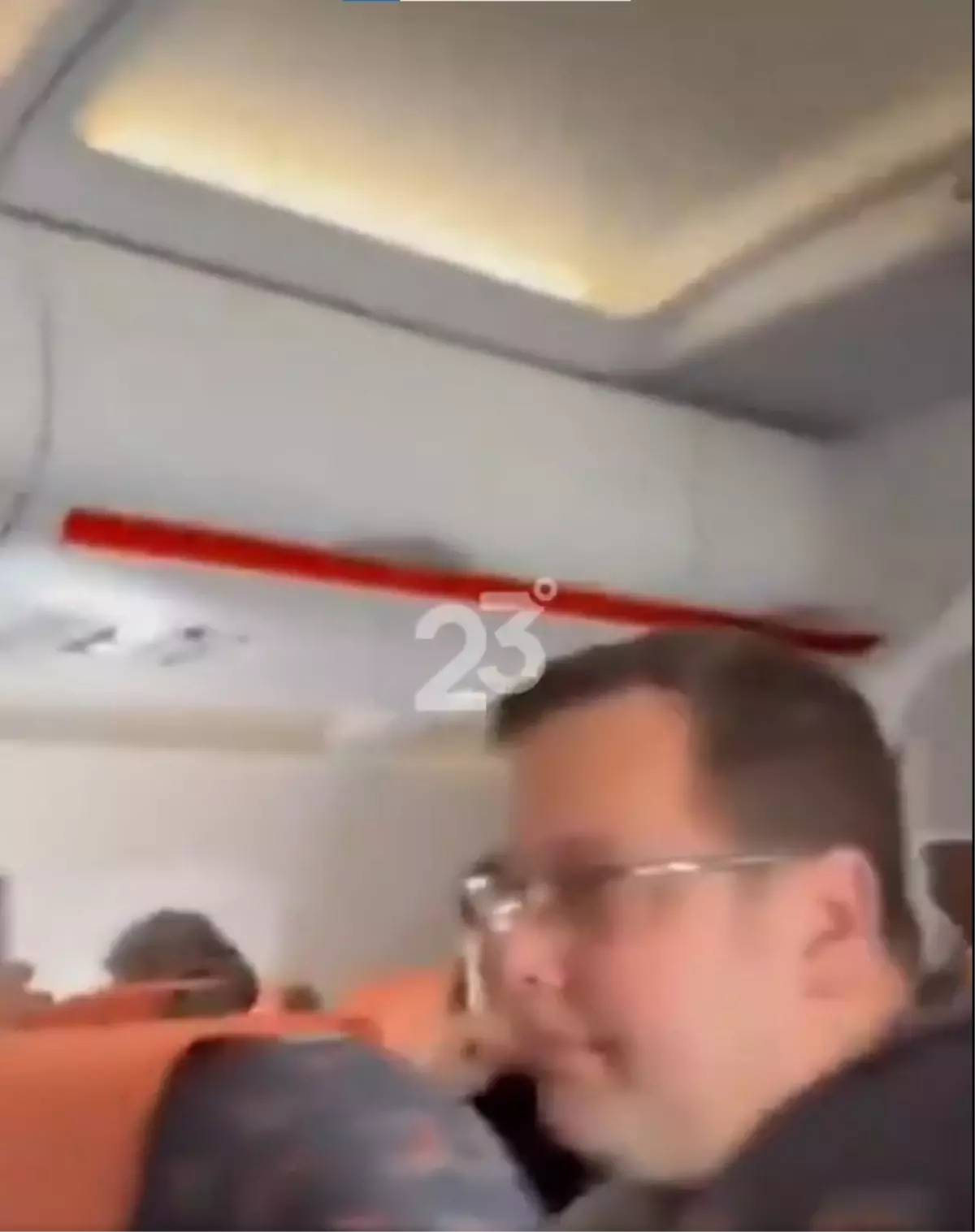 Uçakta "Trump\'ta ölüm" sloganı atınca gözaltına alındı