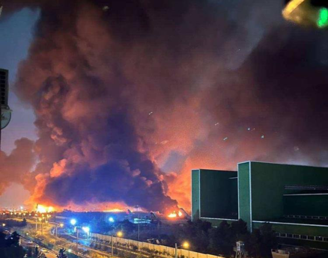 Uluslararası havalimanı vuruldu, dumanlar kilometrelerce uzaktan görüldü