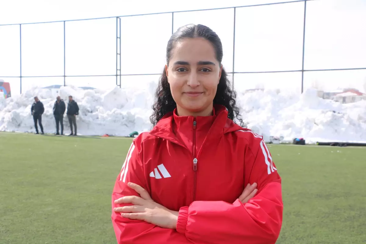 Muhtarlar, Yüksekovaspor Kadın Takımı\'nı Ziyaret Etti