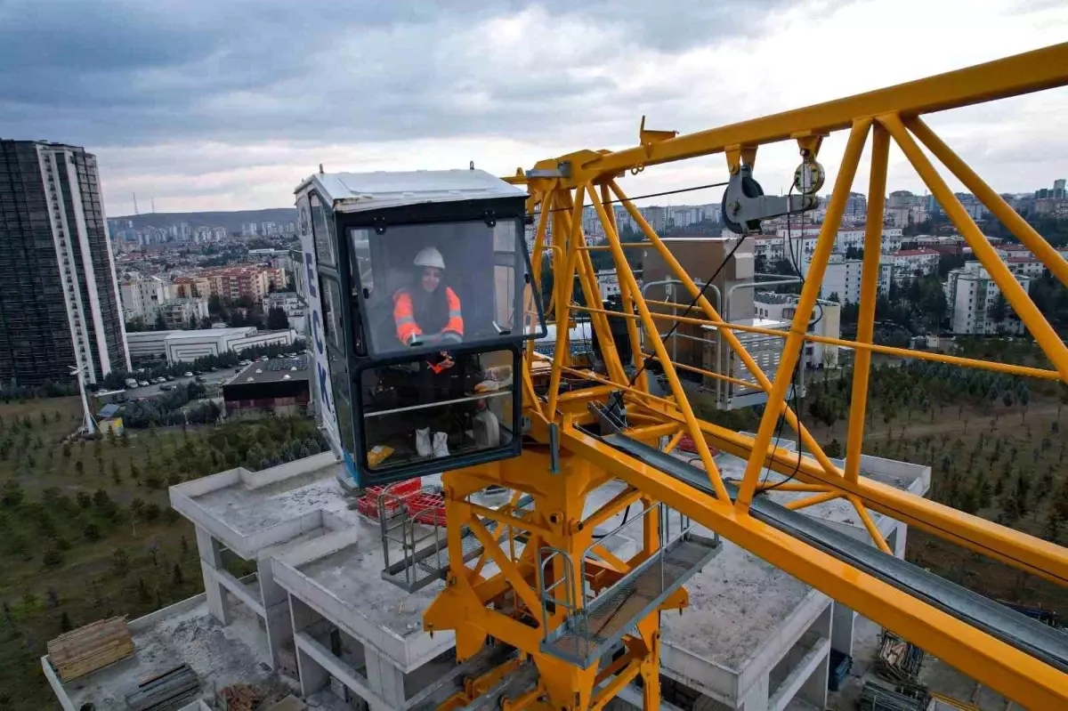 20 Yaşında Kule Vinç Operatörü: Mera Coşkun